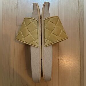 Vince rubber pool slides size 6 color cream